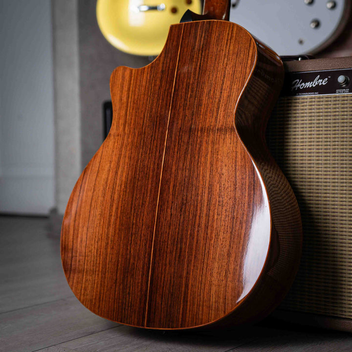 Taylor 714ce Western SunBurst 2018 - Guitarra Electroacústica | La Taylor 714 es una guitarra acústica de alta gama fabricada por la empresa Taylor Guitars. Este modelo en particular ha sido elogiado por su calidad de construcción, tono equilibrado y proy