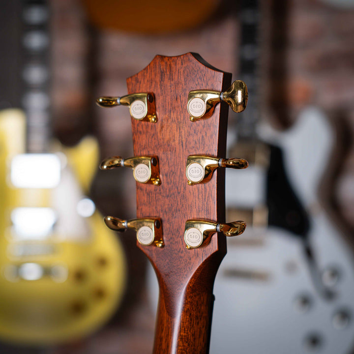 Taylor 714ce Western SunBurst 2018 - Guitarra Electroacústica | La Taylor 714 es una guitarra acústica de alta gama fabricada por la empresa Taylor Guitars. Este modelo en particular ha sido elogiado por su calidad de construcción, tono equilibrado y proy
