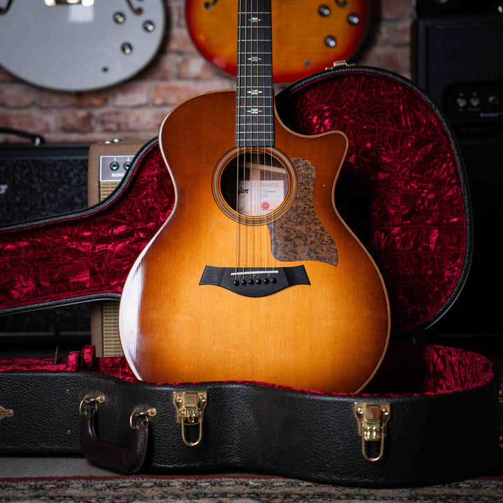 Taylor 714ce Western SunBurst 2018 - Guitarra Electroacústica | La Taylor 714 es una guitarra acústica de alta gama fabricada por la empresa Taylor Guitars. Este modelo en particular ha sido elogiado por su calidad de construcción, tono equilibrado y proy