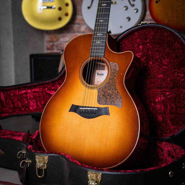 Taylor 714ce Western SunBurst 2018 - Guitarra Electroacústica | La Taylor 714 es una guitarra acústica de alta gama fabricada por la empresa Taylor Guitars. Este modelo en particular ha sido elogiado por su calidad de construcción, tono equilibrado y proy