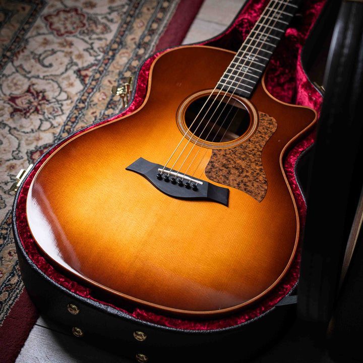 Taylor 714ce Western SunBurst 2018 - Guitarra Electroacústica | La Taylor 714 es una guitarra acústica de alta gama fabricada por la empresa Taylor Guitars. Este modelo en particular ha sido elogiado por su calidad de construcción, tono equilibrado y proy