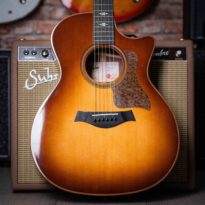 Taylor 714ce Western SunBurst 2018 - Guitarra Electroacústica | La Taylor 714 es una guitarra acústica de alta gama fabricada por la empresa Taylor Guitars. Este modelo en particular ha sido elogiado por su calidad de construcción, tono equilibrado y proy