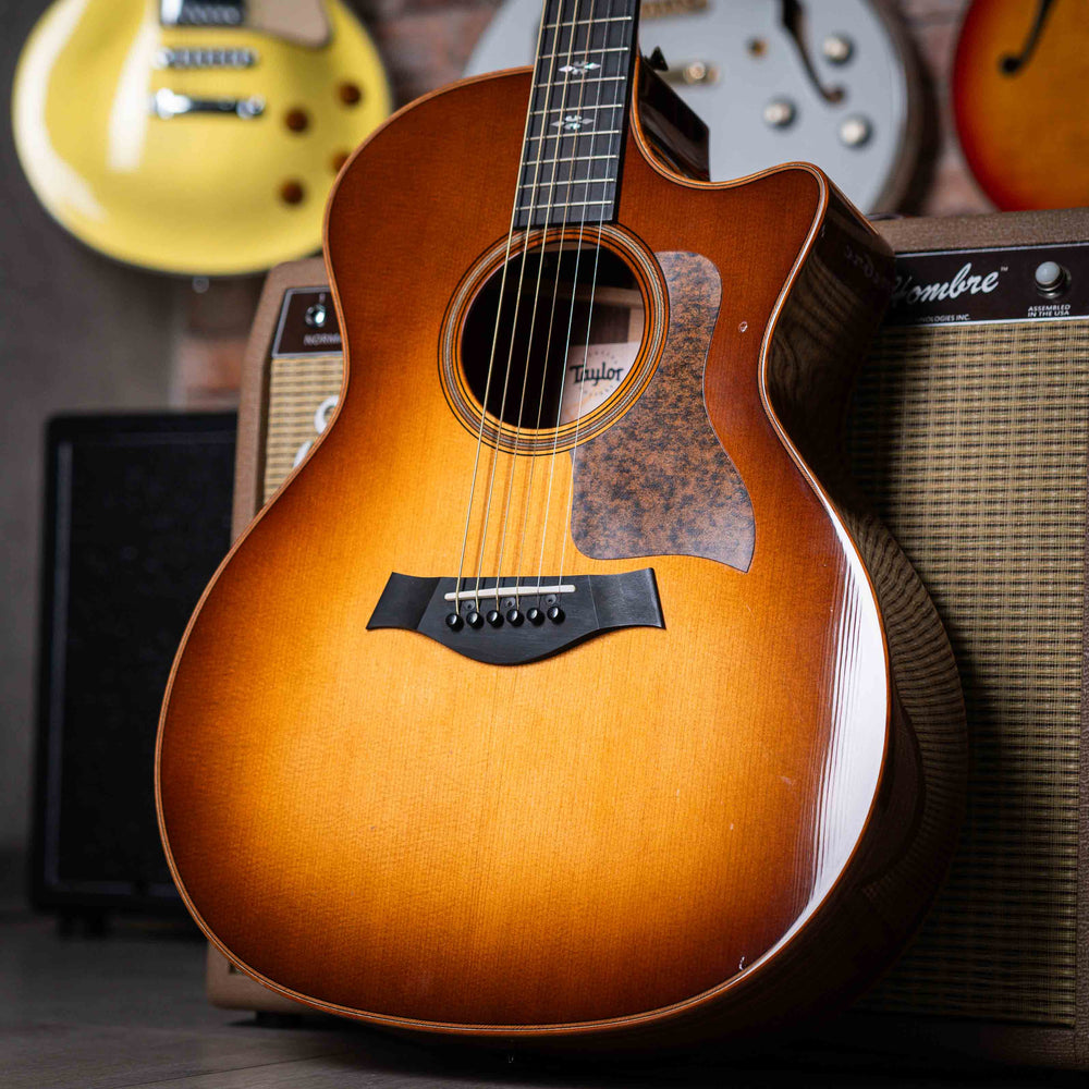 Taylor 714ce Western SunBurst 2018 - Guitarra Electroacústica | La Taylor 714 es una guitarra acústica de alta gama fabricada por la empresa Taylor Guitars. Este modelo en particular ha sido elogiado por su calidad de construcción, tono equilibrado y proy