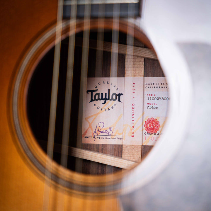 Taylor 714ce Western SunBurst 2018 - Guitarra Electroacústica | La Taylor 714 es una guitarra acústica de alta gama fabricada por la empresa Taylor Guitars. Este modelo en particular ha sido elogiado por su calidad de construcción, tono equilibrado y proy