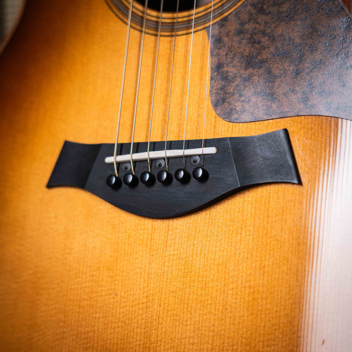 Taylor 714ce Western SunBurst 2018 - Guitarra Electroacústica | La Taylor 714 es una guitarra acústica de alta gama fabricada por la empresa Taylor Guitars. Este modelo en particular ha sido elogiado por su calidad de construcción, tono equilibrado y proy
