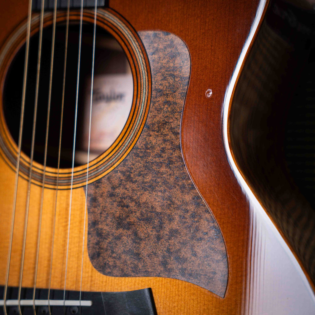 Taylor 714ce Western SunBurst 2018 - Guitarra Electroacústica | La Taylor 714 es una guitarra acústica de alta gama fabricada por la empresa Taylor Guitars. Este modelo en particular ha sido elogiado por su calidad de construcción, tono equilibrado y proy