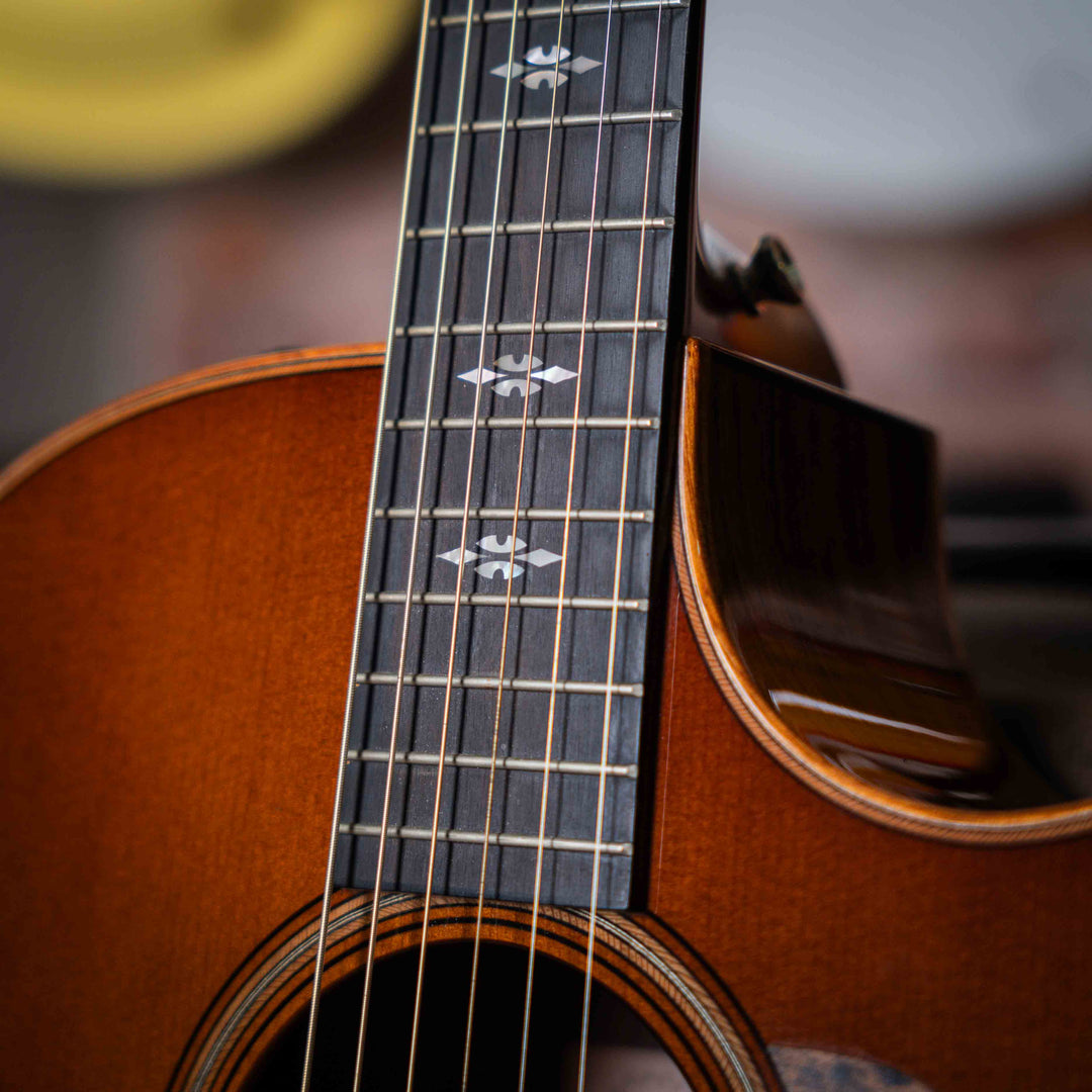 Taylor 714ce Western SunBurst 2018 - Guitarra Electroacústica | La Taylor 714 es una guitarra acústica de alta gama fabricada por la empresa Taylor Guitars. Este modelo en particular ha sido elogiado por su calidad de construcción, tono equilibrado y proy