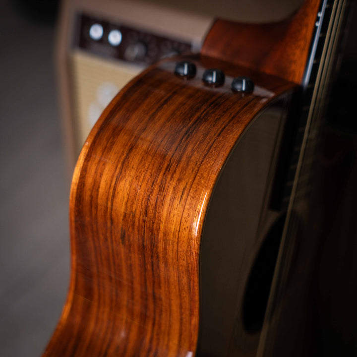 Taylor 714ce Western SunBurst 2018 - Guitarra Electroacústica | La Taylor 714 es una guitarra acústica de alta gama fabricada por la empresa Taylor Guitars. Este modelo en particular ha sido elogiado por su calidad de construcción, tono equilibrado y proy