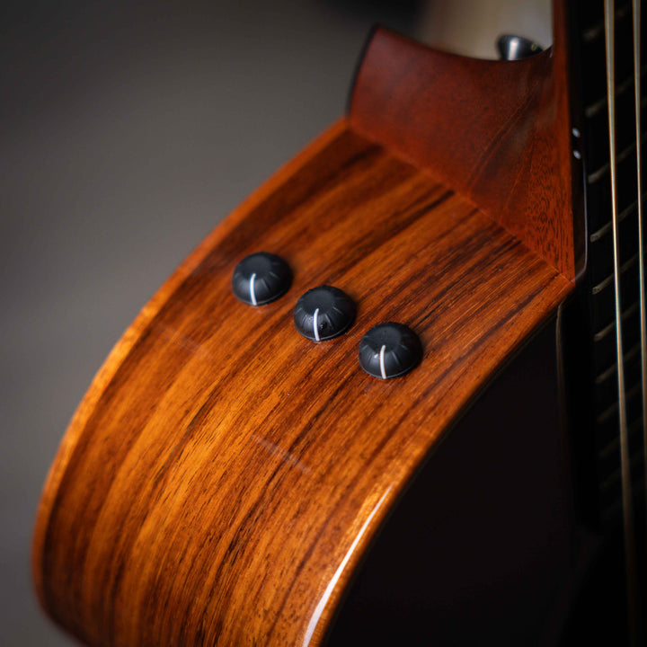Taylor 714ce Western SunBurst 2018 - Guitarra Electroacústica | La Taylor 714 es una guitarra acústica de alta gama fabricada por la empresa Taylor Guitars. Este modelo en particular ha sido elogiado por su calidad de construcción, tono equilibrado y proy