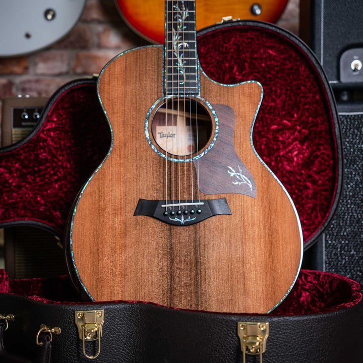 Taylor PS14CE Honduran Rosewood & Sinker Redwood - Guitarra Electroacústica | La Serie de Presentación ofrece una selección siempre cambiante de maderas de alta calidad, y para este Grand Auditorium PS14ce, hemos optado por un hermoso conjunto de palo de