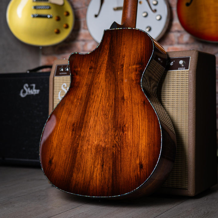 Taylor PS14CE Honduran Rosewood & Sinker Redwood - Guitarra Electroacústica | La Serie de Presentación ofrece una selección siempre cambiante de maderas de alta calidad, y para este Grand Auditorium PS14ce, hemos optado por un hermoso conjunto de palo de