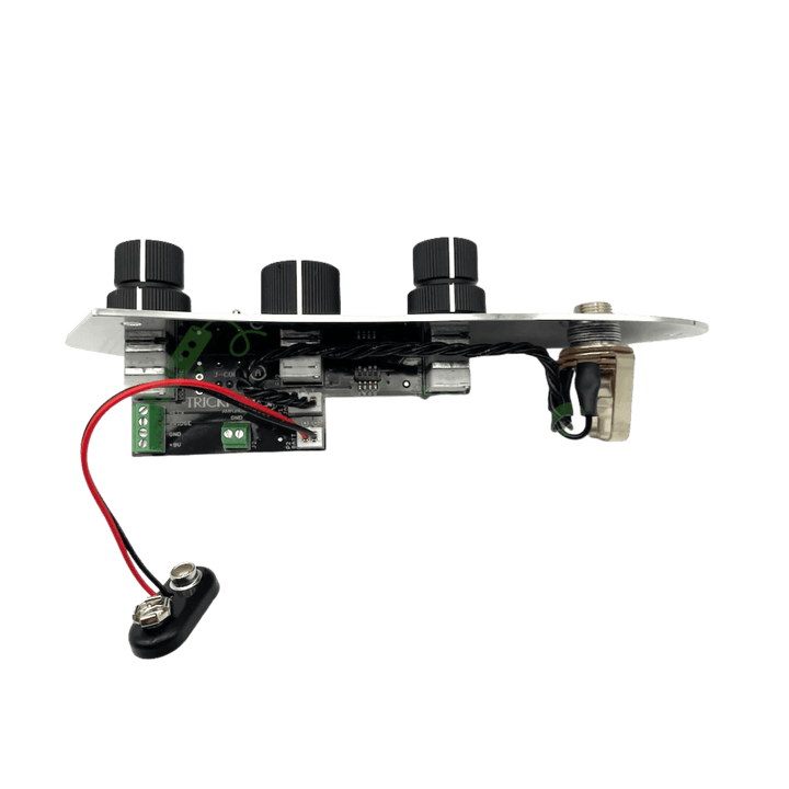 TrickFish J-Core Jazz Plate Preamp 2-Band with knobs - Preamplificador Interno para Bajo | El preamplificador J-Core lleva nuestro aclamado Flexcore Onboard Bass Preamp al siguiente nivel —ahora en un diseño práctico tipo drop-in para Jazz Bass. Sin modif