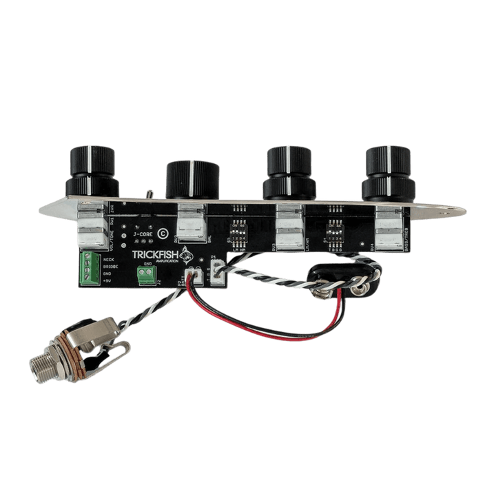 TrickFish J-Core Jazz Plate Preamp 4-Band with knobs - Preamplificador Interno para Bajo | El preamplificador J-Core lleva nuestro aclamado Flexcore Onboard Bass Preamp al siguiente nivel —ahora en un diseño práctico tipo drop-in para Jazz Bass. Sin modif