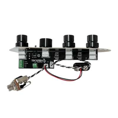TrickFish J-Core Jazz Plate Preamp 4-Band | El preamplificador J-Core lleva nuestro aclamado Flexcore Onboard Bass Preamp al siguiente nivel —ahora en un diseño práctico tipo drop-in para Jazz Bass. Sin modificaciones, sin soldaduras, solo rendimiento pur
