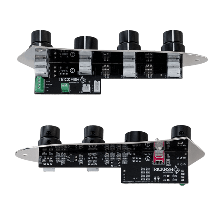 TrickFish J-Core Jazz Plate Preamp 4-Band with knobs - Preamplificador Interno para Bajo | El preamplificador J-Core lleva nuestro aclamado Flexcore Onboard Bass Preamp al siguiente nivel —ahora en un diseño práctico tipo drop-in para Jazz Bass. Sin modif