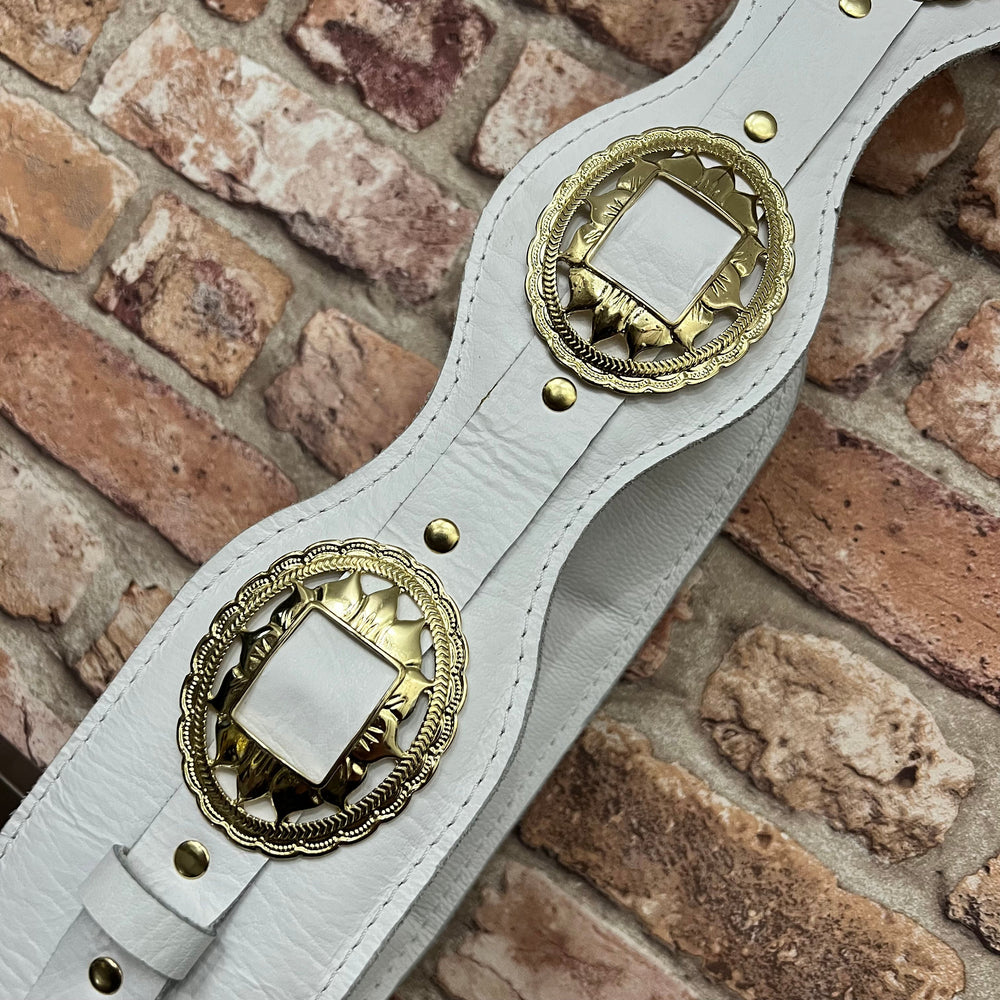 Evo Dr Rock 4” White - Correa de Bajo | * Foto referencial: Al ser un producto de cuero, el color y patrón de puede variar ligeramente* Hecha a mano en Brasil | Gearhub