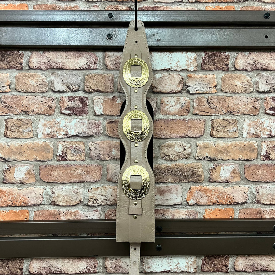 Evo Dr Rock 4” Rey Arturo - Correa de Bajo | * Foto referencial: Al ser un producto de cuero, el color y patrón de puede variar ligeramente* Hecha a mano en Brasil | Gearhub