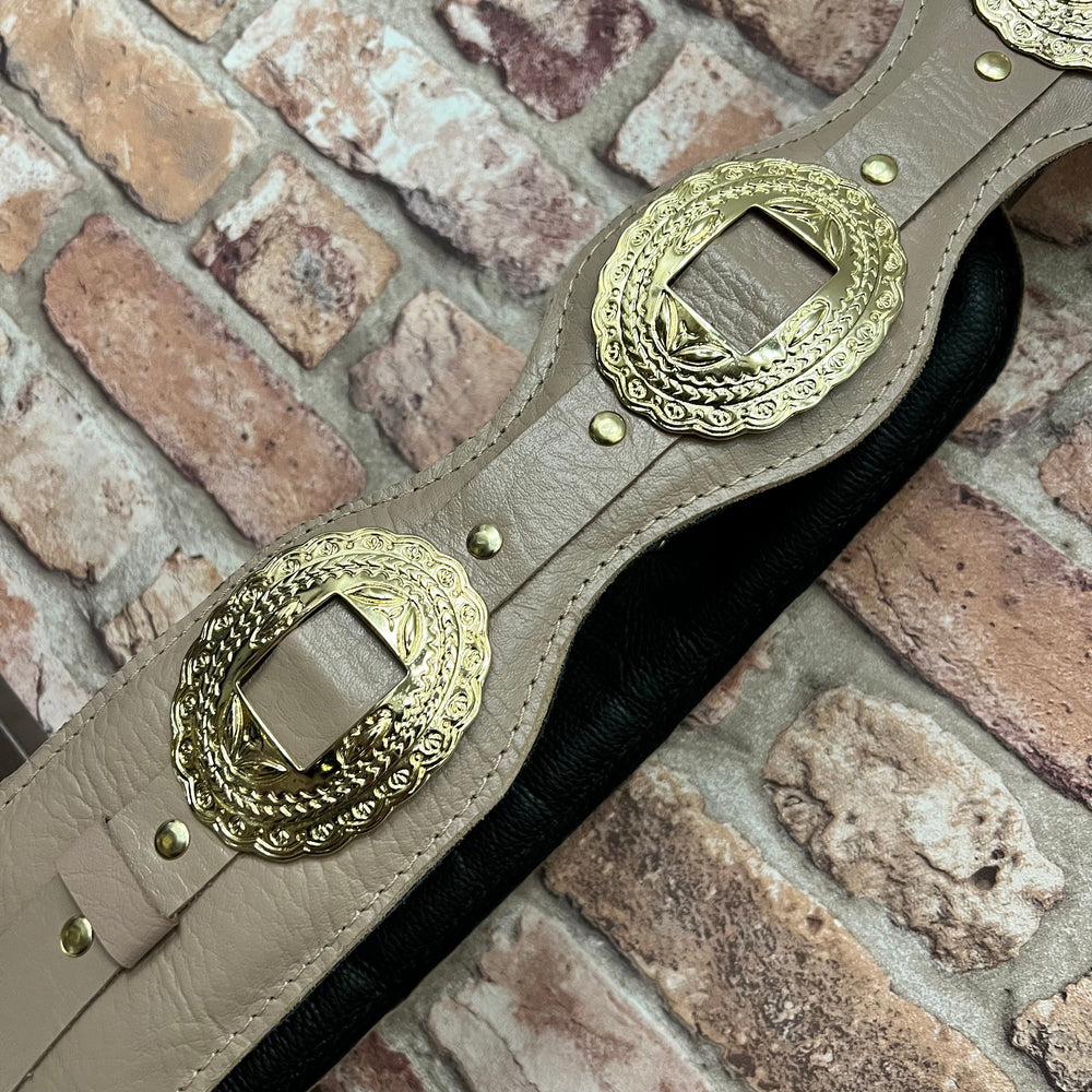 Evo Dr Rock 4” Rey Arturo - Correa de Bajo | * Foto referencial: Al ser un producto de cuero, el color y patrón de puede variar ligeramente* Hecha a mano en Brasil | Gearhub