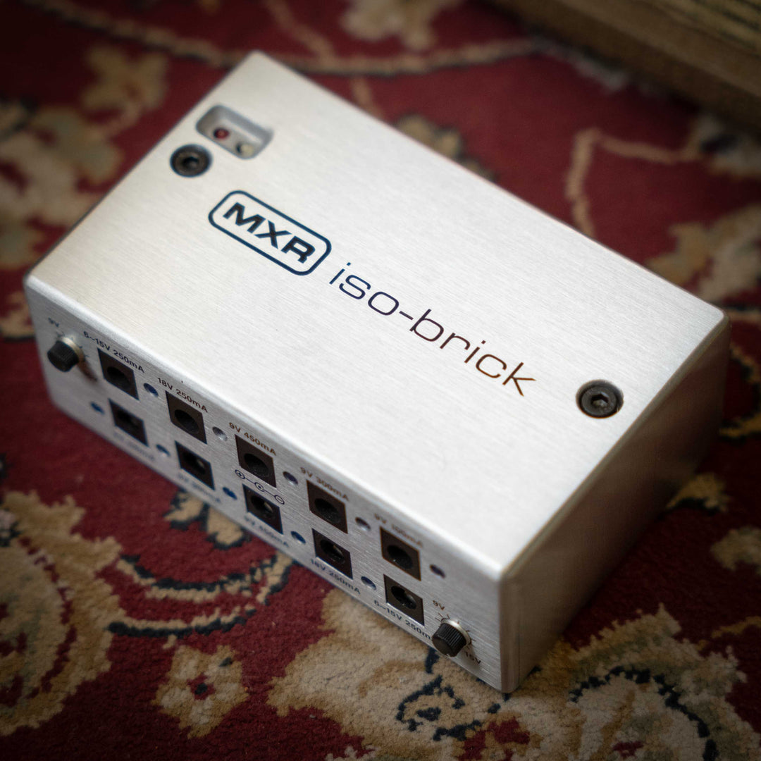 MXR® ISO-BRICK™ - Fuente de Poder | Este suministro de energía es ligero y amigable con pedales con diez salidas totalmente aisladas que van de 9V a 18V, incluidas dos salidas variables de 6V-15V, y circuitos especiales de reducción de ruido para operacio