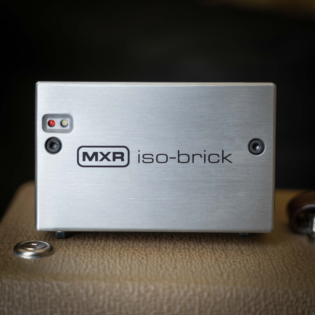 MXR® ISO-BRICK™ - Fuente de Poder | Este suministro de energía es ligero y amigable con pedales con diez salidas totalmente aisladas que van de 9V a 18V, incluidas dos salidas variables de 6V-15V, y circuitos especiales de reducción de ruido para operacio