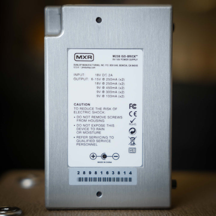 MXR® ISO-BRICK™ - Fuente de Poder | Este suministro de energía es ligero y amigable con pedales con diez salidas totalmente aisladas que van de 9V a 18V, incluidas dos salidas variables de 6V-15V, y circuitos especiales de reducción de ruido para operacio