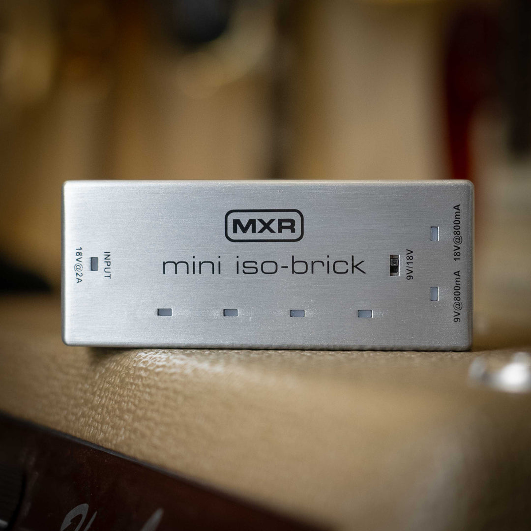 MXR® MINI ISO-BRICK™ - Fuente de Poder | La fuente de alimentación Mini Iso-Brick proporciona energía de CC tranquila y sin ruido a una amplia gama de tipos de pedales mientras toma menos espacio que una barra de dulces. Ya sea que necesite una solución d