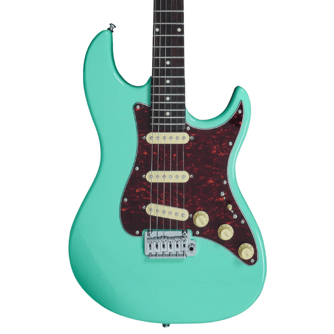 Sire S3 SSS Mild Green - Guitarra Eléctrica | La guitarra eléctrica tradicional en forma de S se mejora con especificaciones electrónicas y de hardware diseñadas por Larry Carlton para adaptarse a la mayoría de los estilos de guitarra, desde el clásico ha