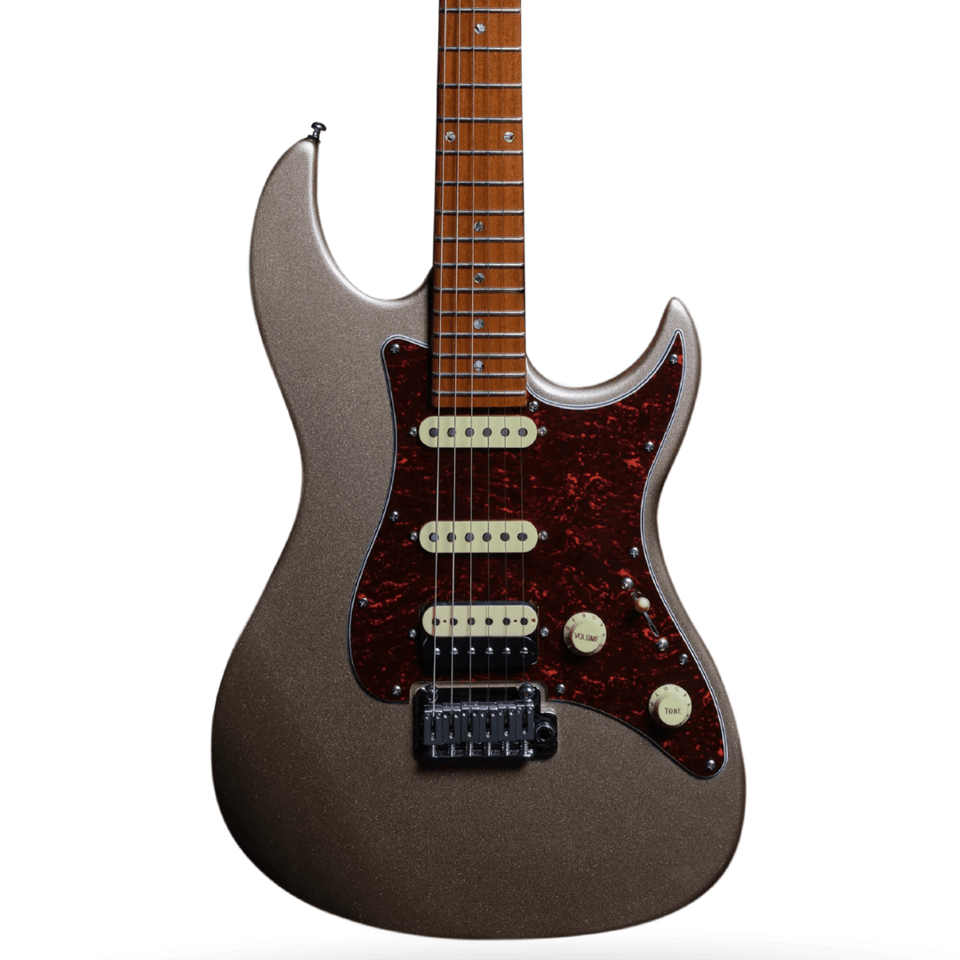 Sire S7 Champagne Gold - Guitarra Eléctrica | Los amantes del cuerpo sólido estilo Strato van a encantarse con la Guitarra S7 de Sire. Diseñado en colaboración con el mismísimo guitarrista legendario ganador de un Grammy, la S7 te ofrece la interpretación