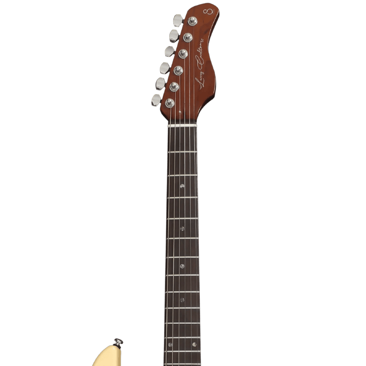 Sire S7 Vintage White - Guitarra Eléctrica | Los amantes del cuerpo sólido estilo Strato van a encantarse con la serie S7. Diseñada en colaboración con el mismísimo Larry Carlton, legendario guitarrista ganador de un Grammy, la Sire S7 te ofrece la interp