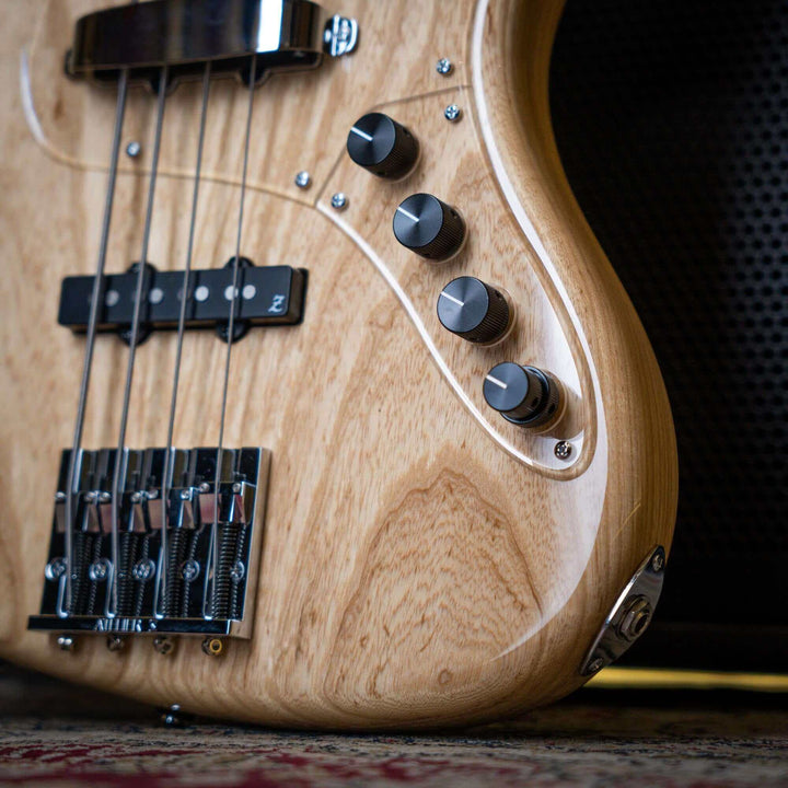 Atelier Z M-245 Natural 2023 - Bajo Eléctrico | Diseñados y construidos en Tokyo, Japón, la serie Magnitude de Atelier Z tiene un sonido característico y ortodoxo que se adapta a todos los estilos de música del en donde se pueda desempeñar jazz bass, tamb
