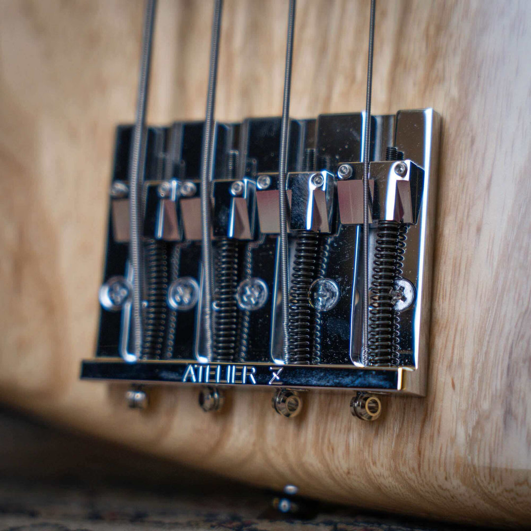 Atelier Z M-245 Natural 2023 - Bajo Eléctrico | Diseñados y construidos en Tokyo, Japón, la serie Magnitude de Atelier Z tiene un sonido característico y ortodoxo que se adapta a todos los estilos de música del en donde se pueda desempeñar jazz bass, tamb
