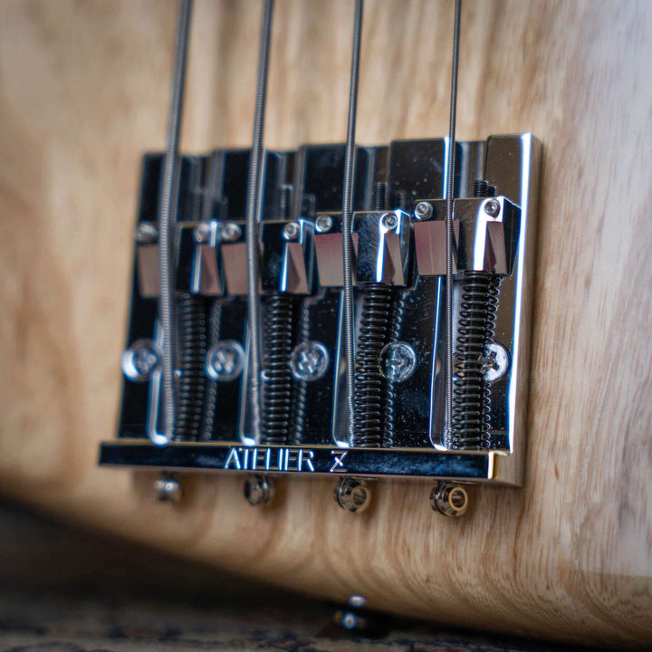 Atelier Z M-245 Natural 2023 - Bajo Eléctrico | Diseñados y construidos en Tokyo, Japón, la serie Magnitude de Atelier Z tiene un sonido característico y ortodoxo que se adapta a todos los estilos de música del en donde se pueda desempeñar jazz bass, tamb