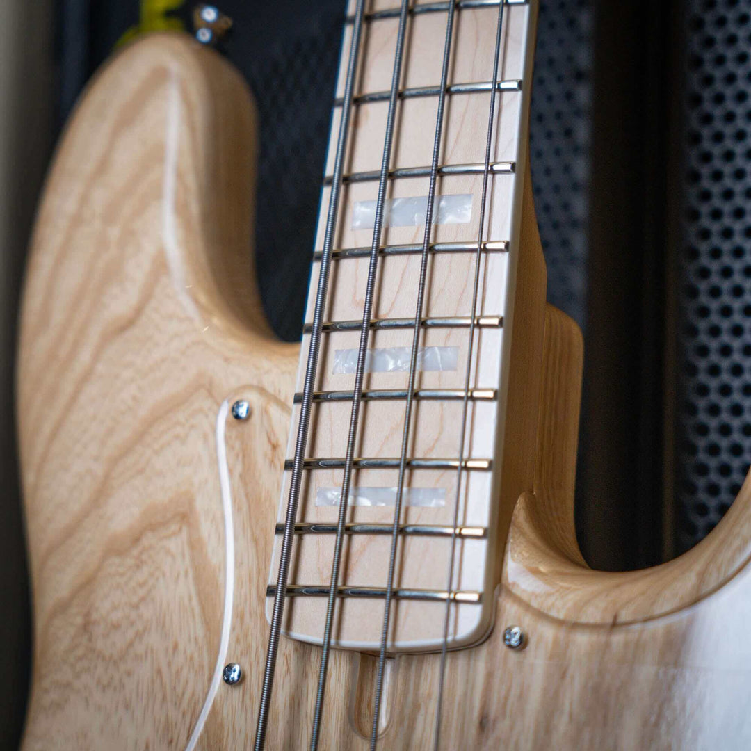 Atelier Z M-245 Natural 2023 - Bajo Eléctrico | Diseñados y construidos en Tokyo, Japón, la serie Magnitude de Atelier Z tiene un sonido característico y ortodoxo que se adapta a todos los estilos de música del en donde se pueda desempeñar jazz bass, tamb