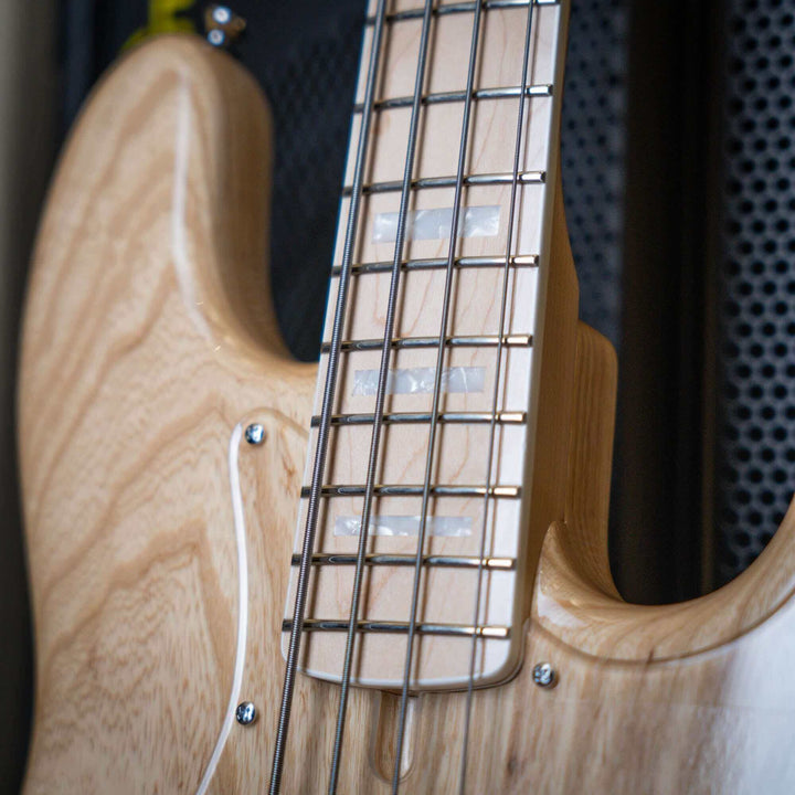 Atelier Z M-245 Natural 2023 - Bajo Eléctrico | Diseñados y construidos en Tokyo, Japón, la serie Magnitude de Atelier Z tiene un sonido característico y ortodoxo que se adapta a todos los estilos de música del en donde se pueda desempeñar jazz bass, tamb