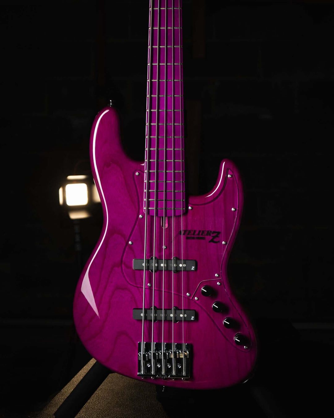 Atelier Z M265 ALL Transparent Purple NAMM Show 2025 - Bajo Eléctrico | Diseñados y construidos en Tokyo, Japón, la serie Magnitude de Atelier Z tiene un sonido característico y ortodoxo que se adapta a todos los estilos de música en donde se pueda desemp