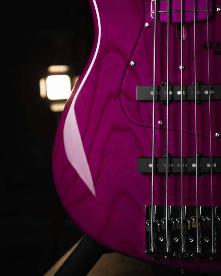 Atelier Z M265 ALL Transparent Purple NAMM Show 2025 - Bajo Eléctrico | Diseñados y construidos en Tokyo, Japón, la serie Magnitude de Atelier Z tiene un sonido característico y ortodoxo que se adapta a todos los estilos de música en donde se pueda desemp