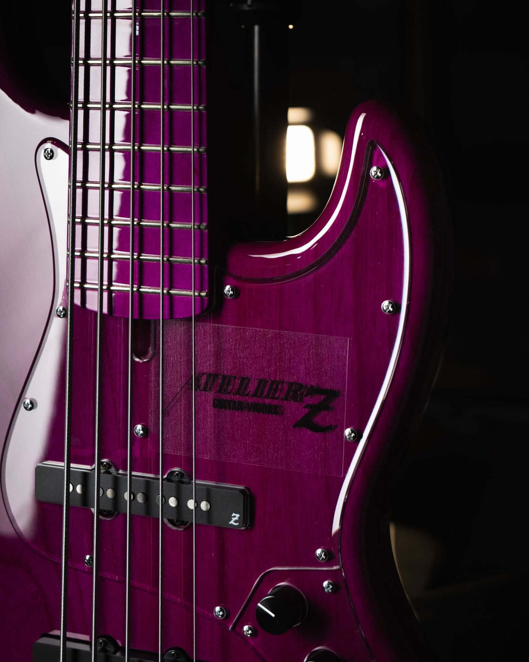 Atelier Z M265 ALL Transparent Purple NAMM Show 2025 - Bajo Eléctrico | Diseñados y construidos en Tokyo, Japón, la serie Magnitude de Atelier Z tiene un sonido característico y ortodoxo que se adapta a todos los estilos de música en donde se pueda desemp