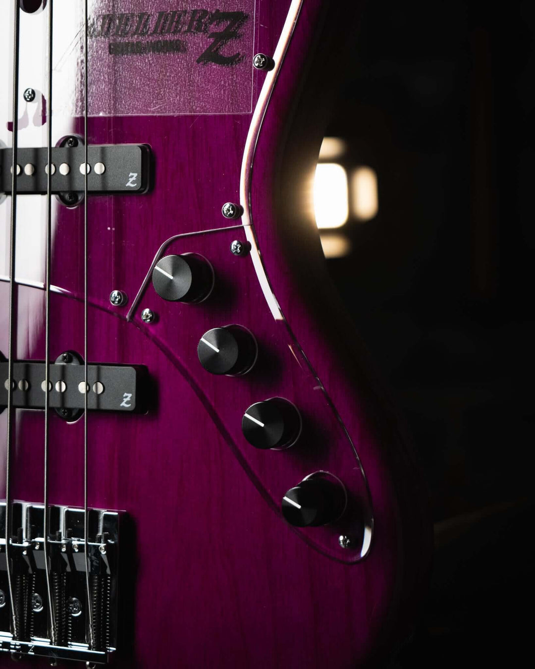Atelier Z M265 ALL Transparent Purple NAMM Show 2025 - Bajo Eléctrico | Diseñados y construidos en Tokyo, Japón, la serie Magnitude de Atelier Z tiene un sonido característico y ortodoxo que se adapta a todos los estilos de música en donde se pueda desemp