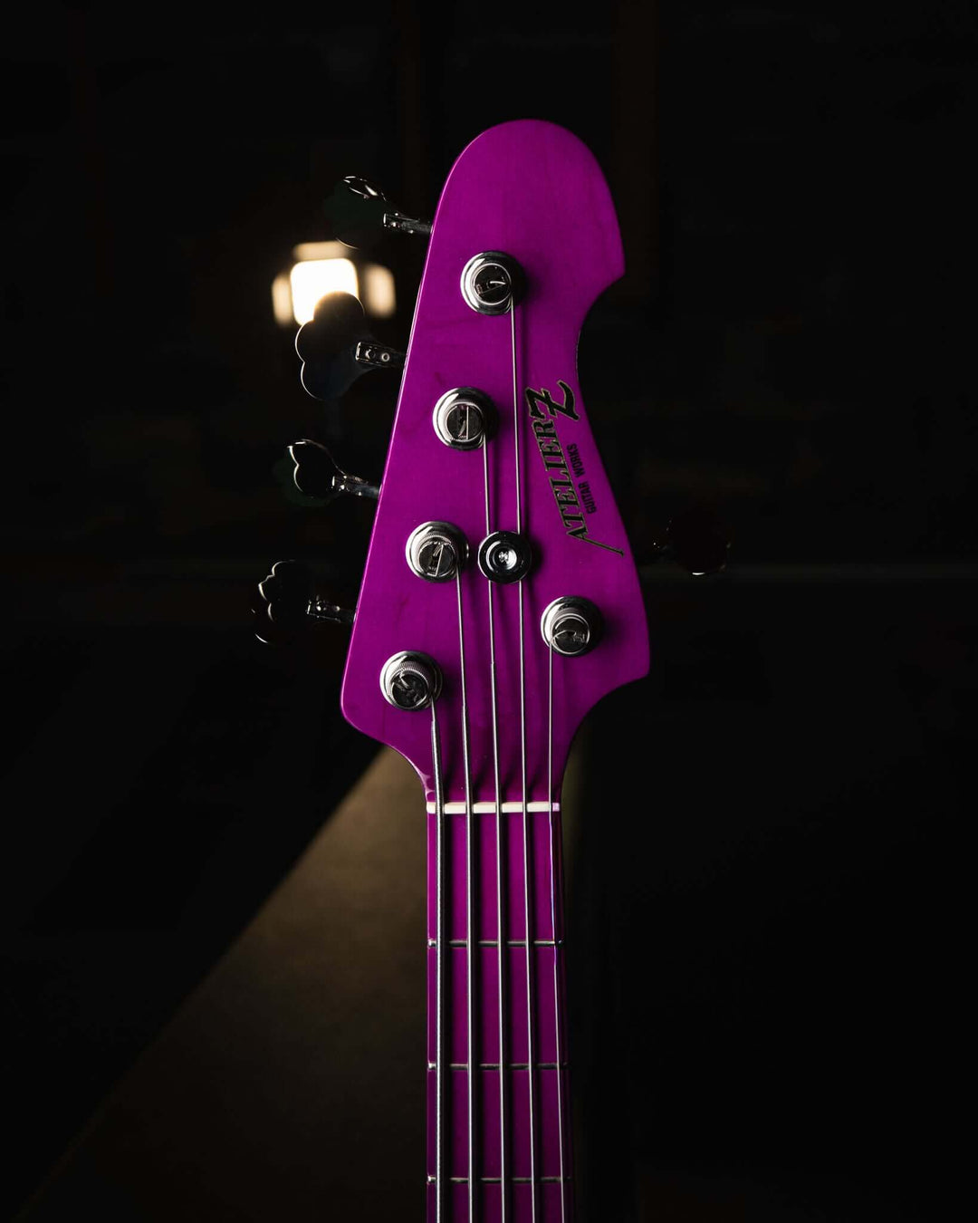 Atelier Z M265 ALL Transparent Purple NAMM Show 2025 - Bajo Eléctrico | Diseñados y construidos en Tokyo, Japón, la serie Magnitude de Atelier Z tiene un sonido característico y ortodoxo que se adapta a todos los estilos de música en donde se pueda desemp