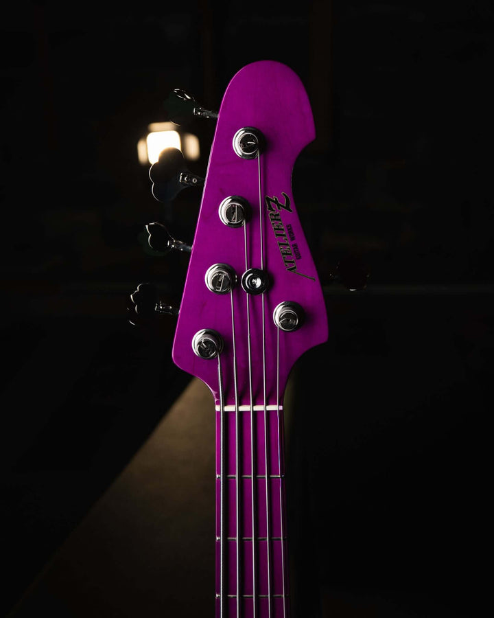 Atelier Z M265 ALL Transparent Purple NAMM Show 2025 - Bajo Eléctrico | Diseñados y construidos en Tokyo, Japón, la serie Magnitude de Atelier Z tiene un sonido característico y ortodoxo que se adapta a todos los estilos de música en donde se pueda desemp