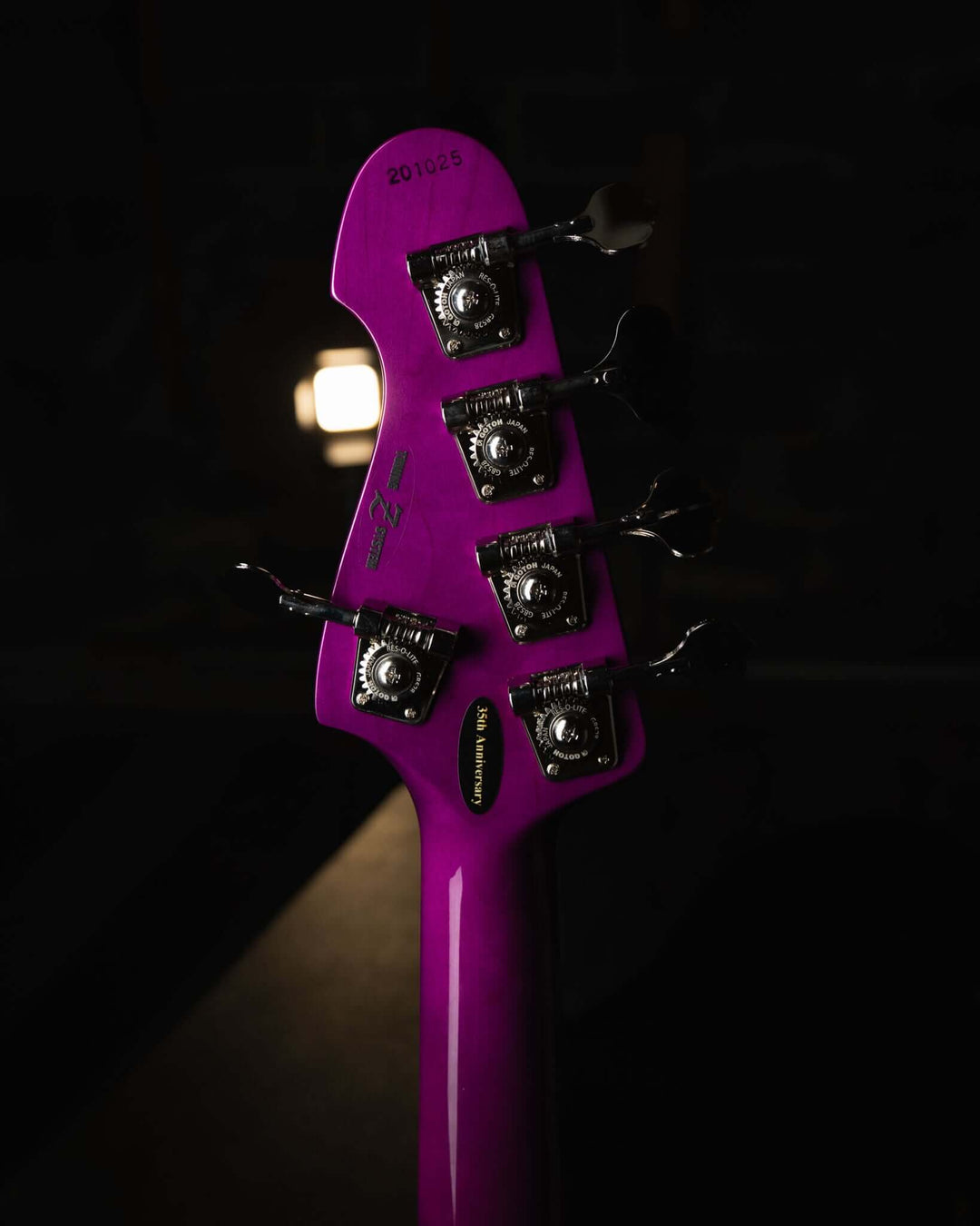 Atelier Z M265 ALL Transparent Purple NAMM Show 2025 - Bajo Eléctrico | Diseñados y construidos en Tokyo, Japón, la serie Magnitude de Atelier Z tiene un sonido característico y ortodoxo que se adapta a todos los estilos de música en donde se pueda desemp