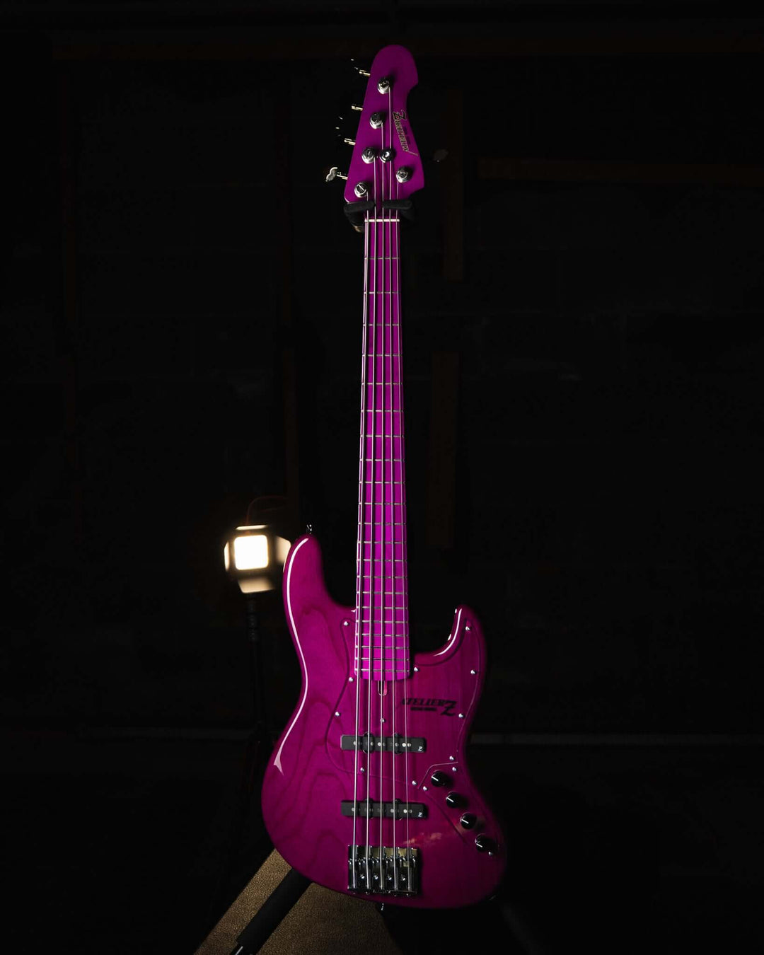 Atelier Z M265 ALL Transparent Purple NAMM Show 2025 - Bajo Eléctrico | Diseñados y construidos en Tokyo, Japón, la serie Magnitude de Atelier Z tiene un sonido característico y ortodoxo que se adapta a todos los estilos de música en donde se pueda desemp
