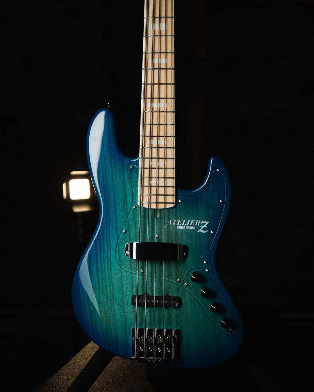 Atelier Z M265 Blue Burst 2025 - Bajo Eléctrico | Diseñados y construidos en Tokyo, Japón, la serie Magnitude de Atelier Z tiene un sonido característico y ortodoxo que se adapta a todos los estilos de música en donde se pueda desempeñar un jazz bass, ade