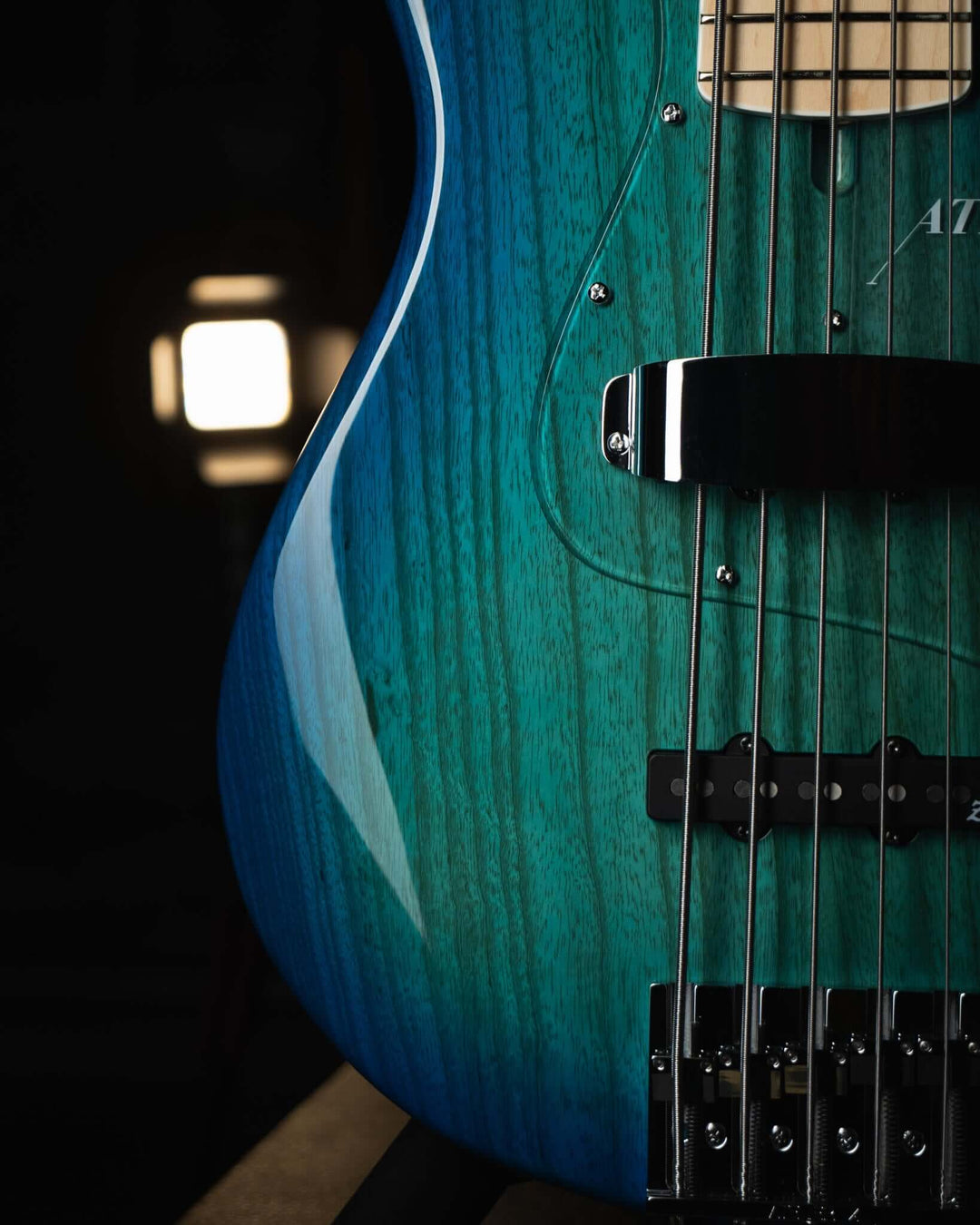 Atelier Z M265 Blue Burst 2025 - Bajo Eléctrico | Diseñados y construidos en Tokyo, Japón, la serie Magnitude de Atelier Z tiene un sonido característico y ortodoxo que se adapta a todos los estilos de música en donde se pueda desempeñar un jazz bass, ade