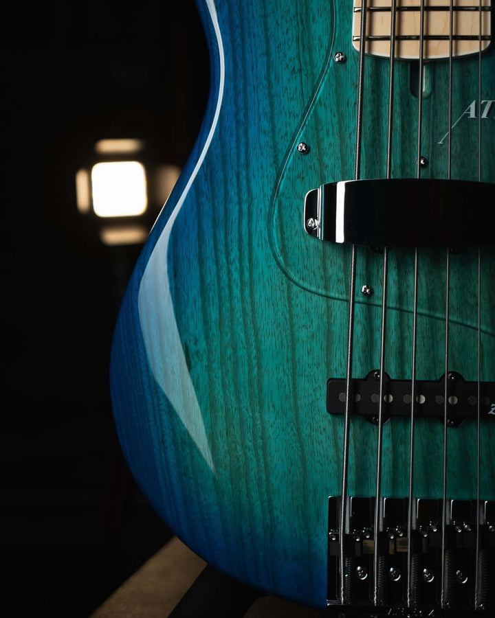 Atelier Z M265 Blue Burst 2025 - Bajo Eléctrico | Diseñados y construidos en Tokyo, Japón, la serie Magnitude de Atelier Z tiene un sonido característico y ortodoxo que se adapta a todos los estilos de música en donde se pueda desempeñar un jazz bass, ade