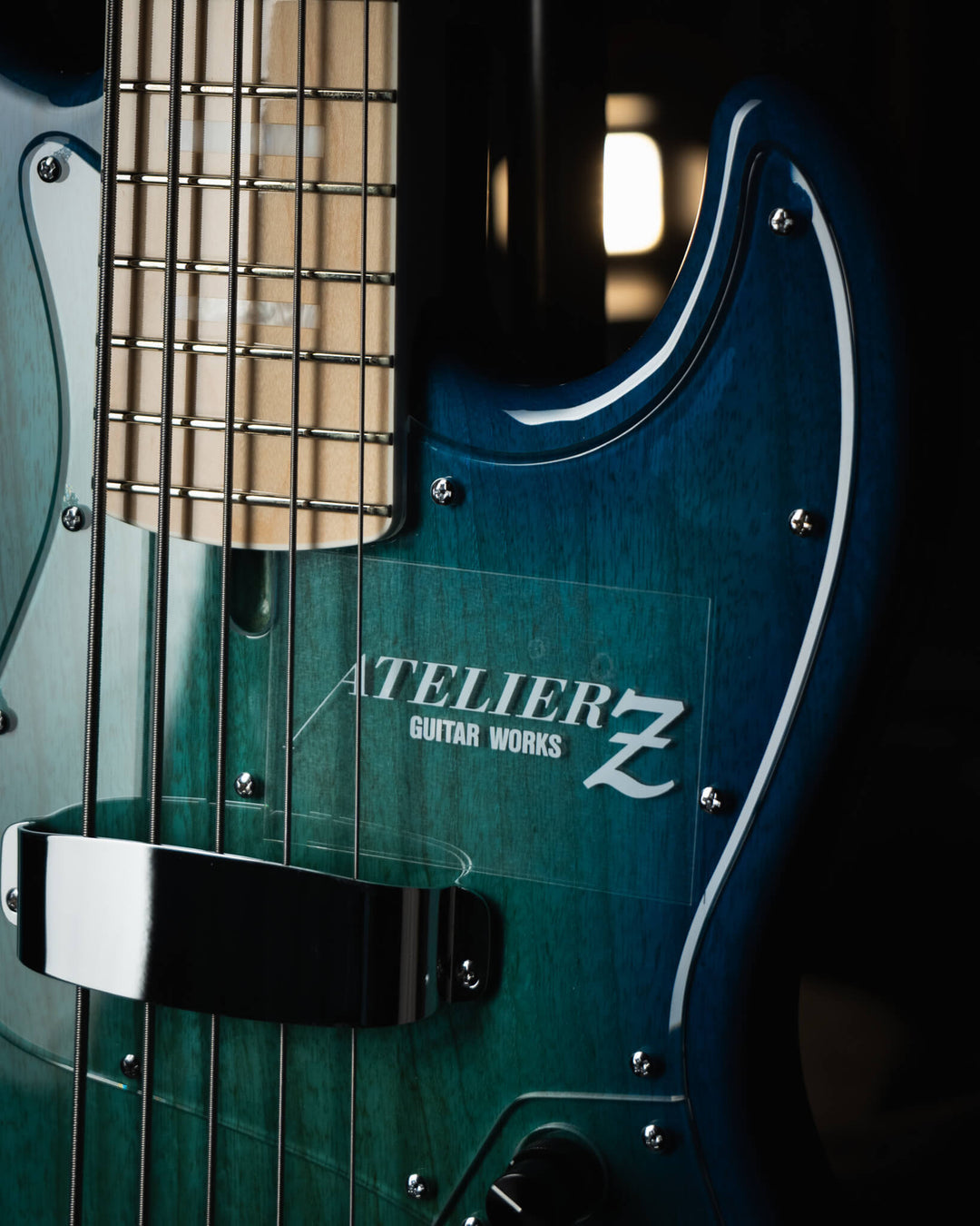 Atelier Z M265 Blue Burst 2025 - Bajo Eléctrico | Diseñados y construidos en Tokyo, Japón, la serie Magnitude de Atelier Z tiene un sonido característico y ortodoxo que se adapta a todos los estilos de música en donde se pueda desempeñar un jazz bass, ade