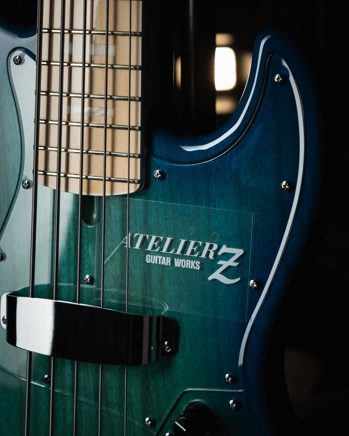 Atelier Z M265 Blue Burst 2025 - Bajo Eléctrico | Diseñados y construidos en Tokyo, Japón, la serie Magnitude de Atelier Z tiene un sonido característico y ortodoxo que se adapta a todos los estilos de música en donde se pueda desempeñar un jazz bass, ade