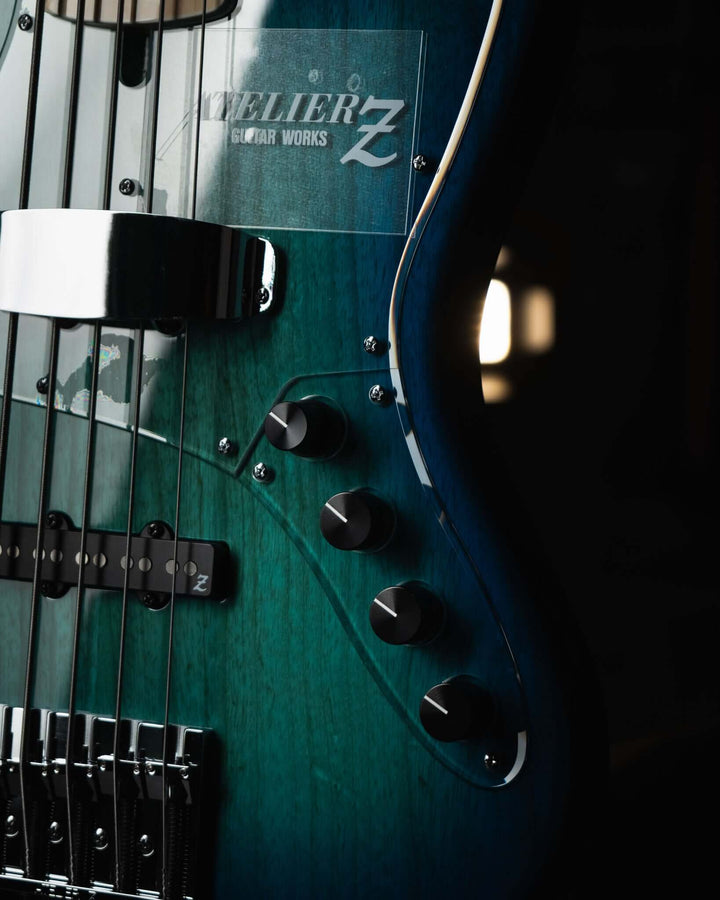 Atelier Z M265 Blue Burst 2025 - Bajo Eléctrico | Diseñados y construidos en Tokyo, Japón, la serie Magnitude de Atelier Z tiene un sonido característico y ortodoxo que se adapta a todos los estilos de música en donde se pueda desempeñar un jazz bass, ade