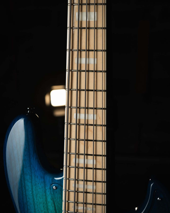 Atelier Z M265 Blue Burst 2025 - Bajo Eléctrico | Diseñados y construidos en Tokyo, Japón, la serie Magnitude de Atelier Z tiene un sonido característico y ortodoxo que se adapta a todos los estilos de música en donde se pueda desempeñar un jazz bass, ade