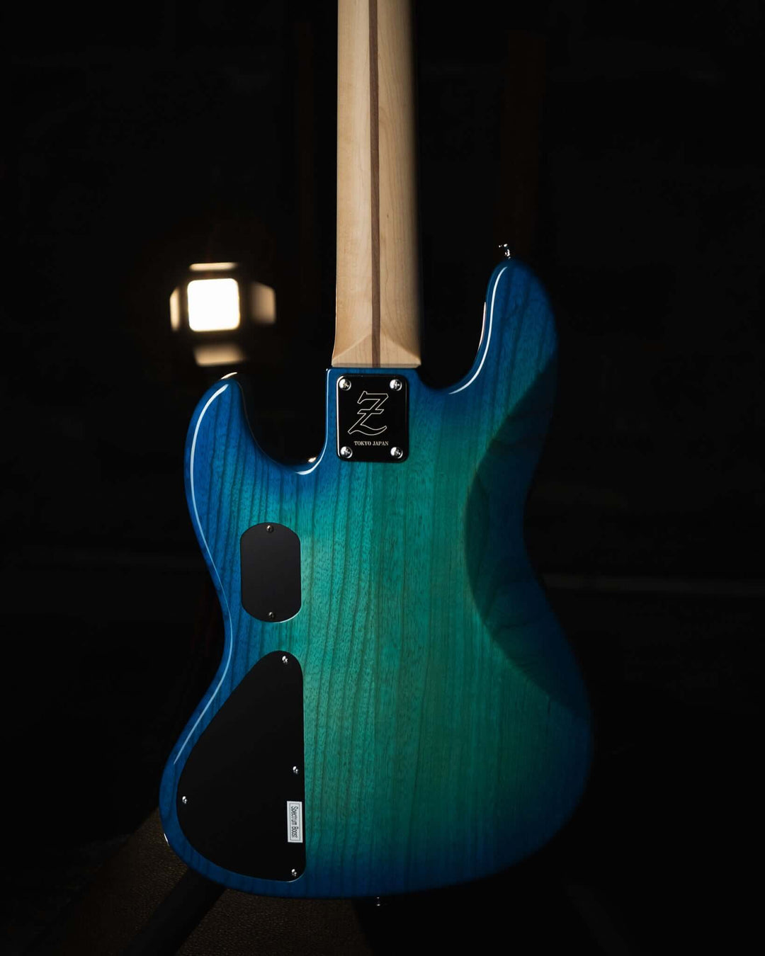 Atelier Z M265 Blue Burst 2025 - Bajo Eléctrico | Diseñados y construidos en Tokyo, Japón, la serie Magnitude de Atelier Z tiene un sonido característico y ortodoxo que se adapta a todos los estilos de música en donde se pueda desempeñar un jazz bass, ade
